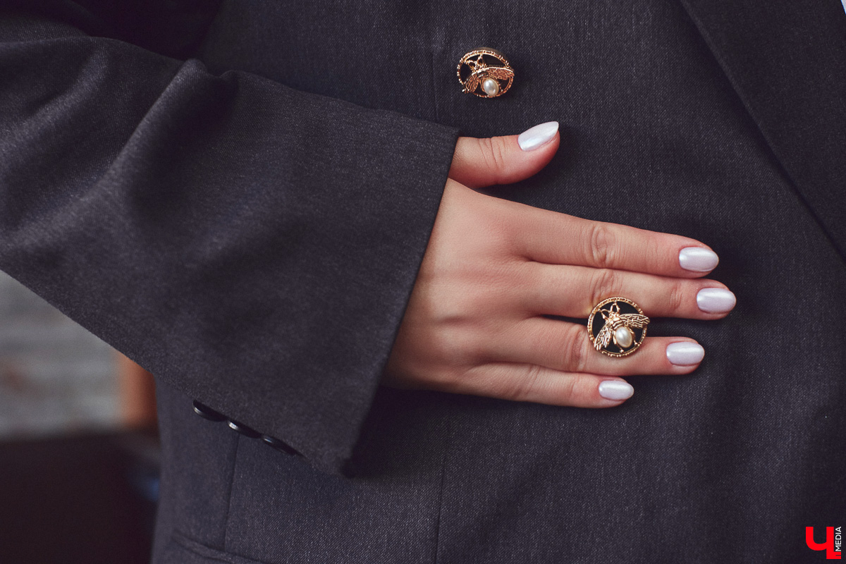 Жительница Владимира Юлия Шелль, в прошлом финалистка конкурса «Краса России 2014», теперь покоряет педагогические вершины. Недавно она победила в категории молодых специалистов и стала обладательницей титула «Педагогический дебют — 2024». «Ключ-Медиа» поговорил с девушкой о ее профессии и о том, какой отпечаток она накладывает на стиль в одежде.