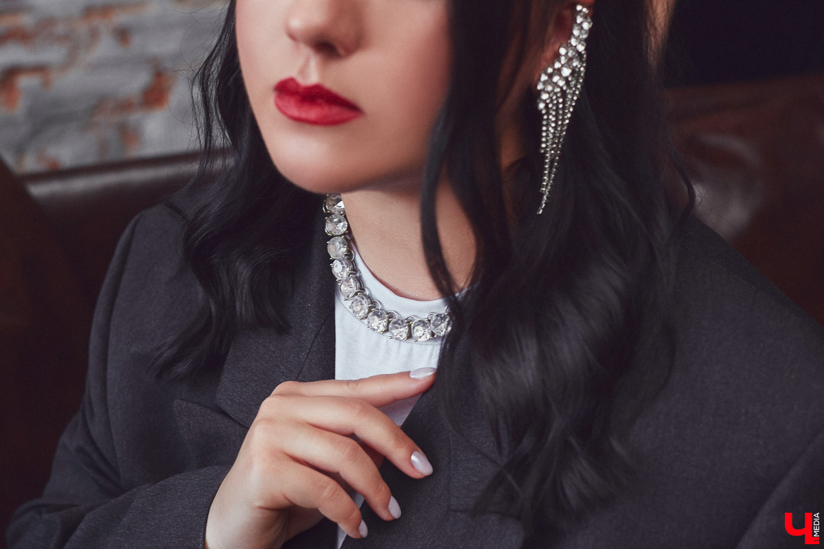 Жительница Владимира Юлия Шелль, в прошлом финалистка конкурса «Краса России 2014», теперь покоряет педагогические вершины. Недавно она победила в категории молодых специалистов и стала обладательницей титула «Педагогический дебют — 2024». «Ключ-Медиа» поговорил с девушкой о ее профессии и о том, какой отпечаток она накладывает на стиль в одежде.