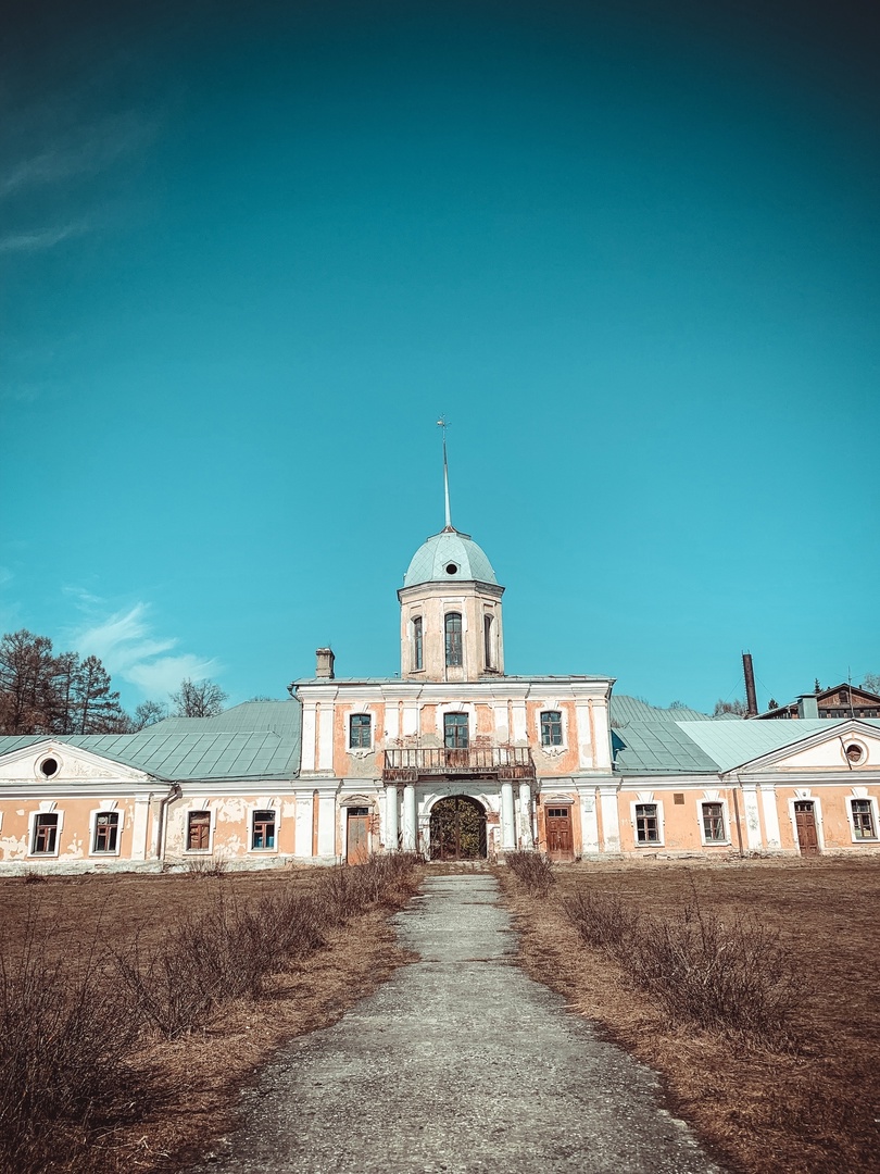 В 1779 году Николай Петрович фон Берк был назначен первым губернским архитектором. Именно ему пришлось делать первые шаги по воплощению в жизнь первого регулярного плана города. Его работа заложила фундамент для дальнейшего градостроительного развития Владимира на длительный срок. Давайте вспомним, что было построено в областном центре по его проектам.