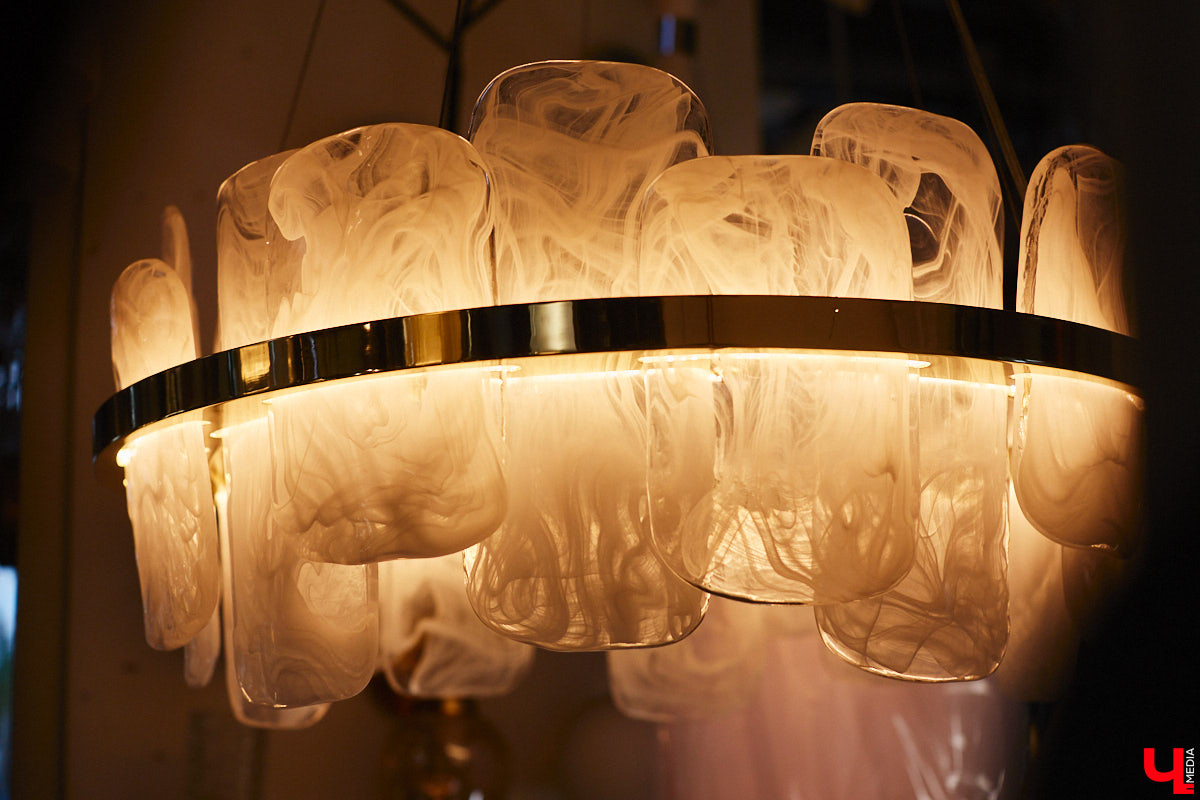 Свое развитие владимирская сеть магазинов «Инлайт» начала с одного небольшого отдела, однако за несколько лет она разрослась до пяти салонов общей площадью больше тысячи «квадратов». И в этом заслуга ее владелицы, Александры Гурьяновой. Как ей удалось построить столь перспективный бизнес? Читайте в нашем материале.