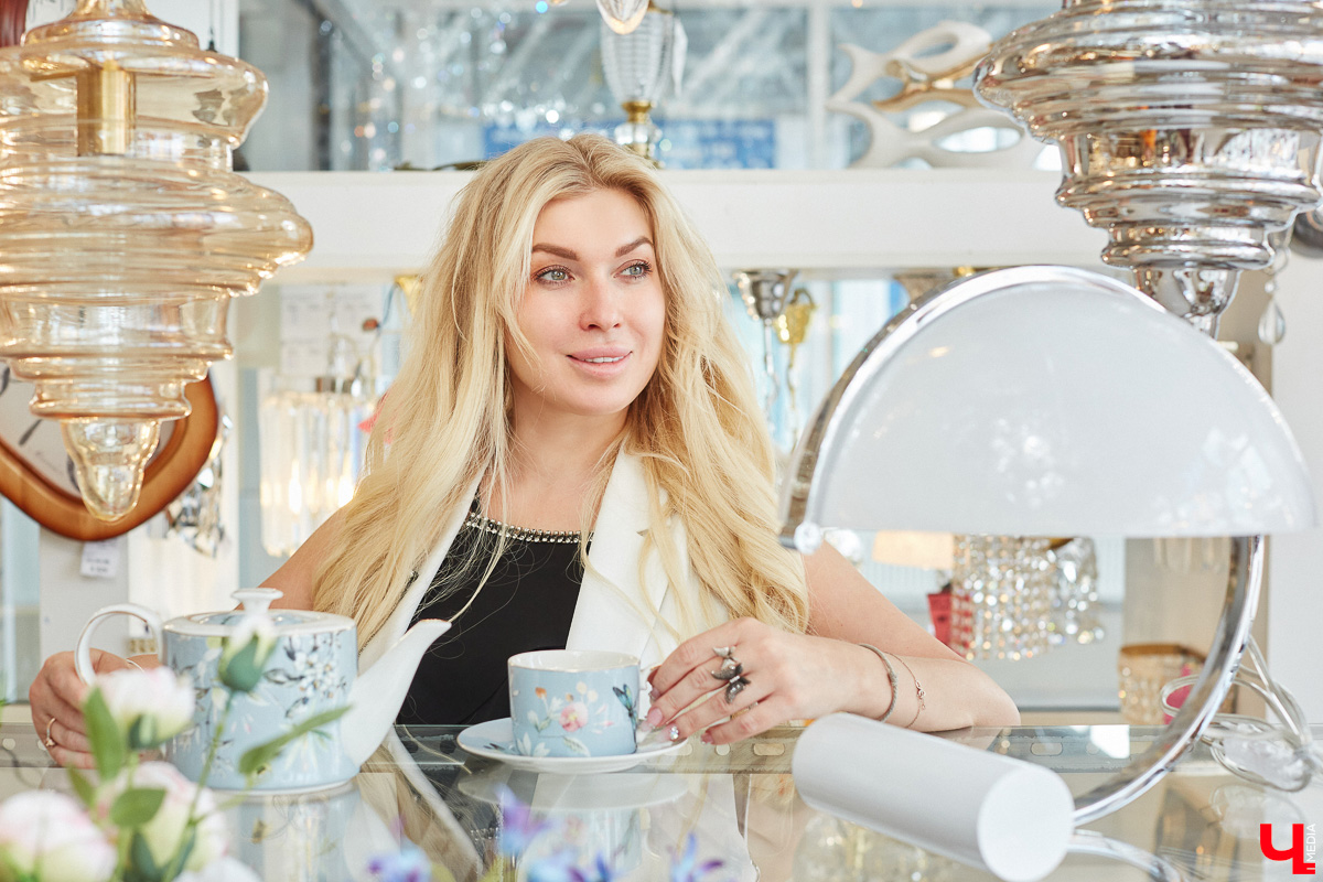 Свое развитие владимирская сеть магазинов «Инлайт» начала с одного небольшого отдела, однако за несколько лет она разрослась до пяти салонов общей площадью больше тысячи «квадратов». И в этом заслуга ее владелицы, Александры Гурьяновой. Как ей удалось построить столь перспективный бизнес? Читайте в нашем материале.