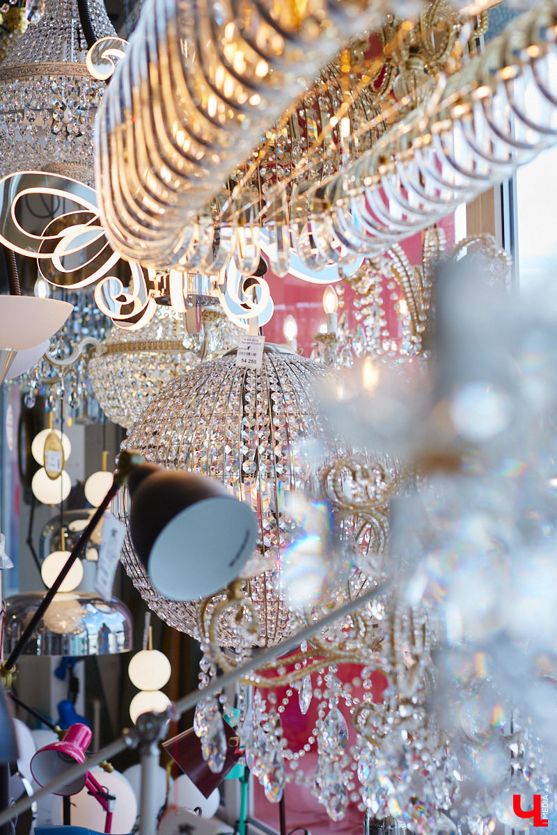 Свое развитие владимирская сеть магазинов «Инлайт» начала с одного небольшого отдела, однако за несколько лет она разрослась до пяти салонов общей площадью больше тысячи «квадратов». И в этом заслуга ее владелицы, Александры Гурьяновой. Как ей удалось построить столь перспективный бизнес? Читайте в нашем материале.