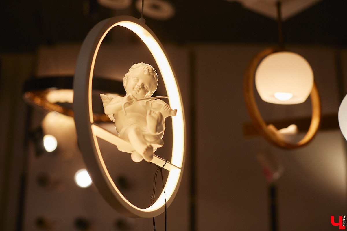 Свое развитие владимирская сеть магазинов «Инлайт» начала с одного небольшого отдела, однако за несколько лет она разрослась до пяти салонов общей площадью больше тысячи «квадратов». И в этом заслуга ее владелицы, Александры Гурьяновой. Как ей удалось построить столь перспективный бизнес? Читайте в нашем материале.