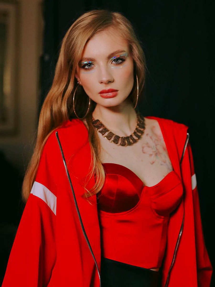 В архиве Марины Северяновой немало ярких фотопроектов, созданных во Владимире. Сейчас она перешла на иной уровень и делает видеоконтент, в том числе для российских звезд. Работала на съемках «Трудных подростков», с Нурланом Сабуровым, снимала бэк клипа «Алешка 2.0». О своем творческом успехе девушка поведала нашему изданию.