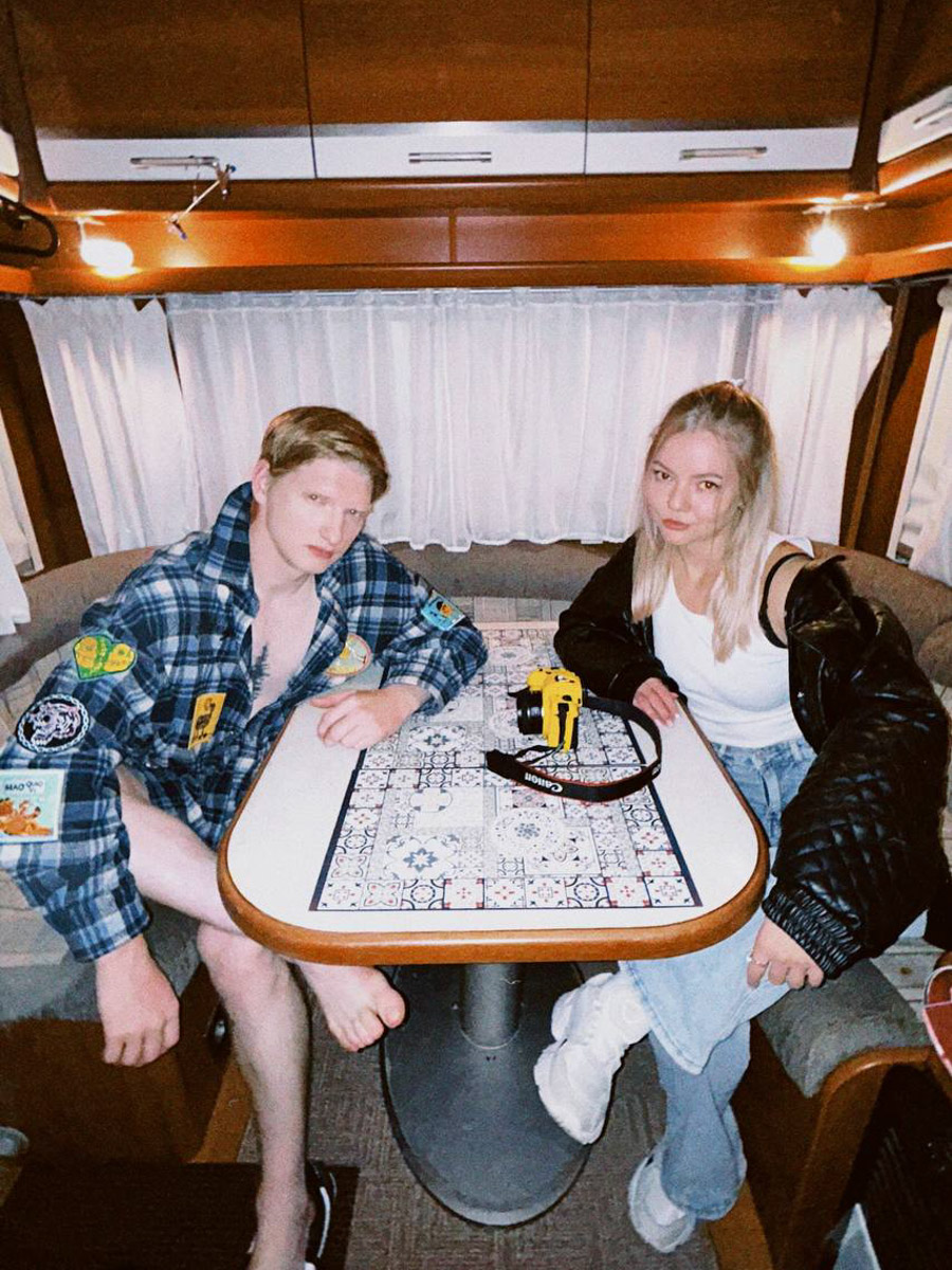 В архиве Марины Северяновой немало ярких фотопроектов, созданных во Владимире. Сейчас она перешла на иной уровень и делает видеоконтент, в том числе для российских звезд. Работала на съемках «Трудных подростков», с Нурланом Сабуровым, снимала бэк клипа «Алешка 2.0». О своем творческом успехе девушка поведала нашему изданию.