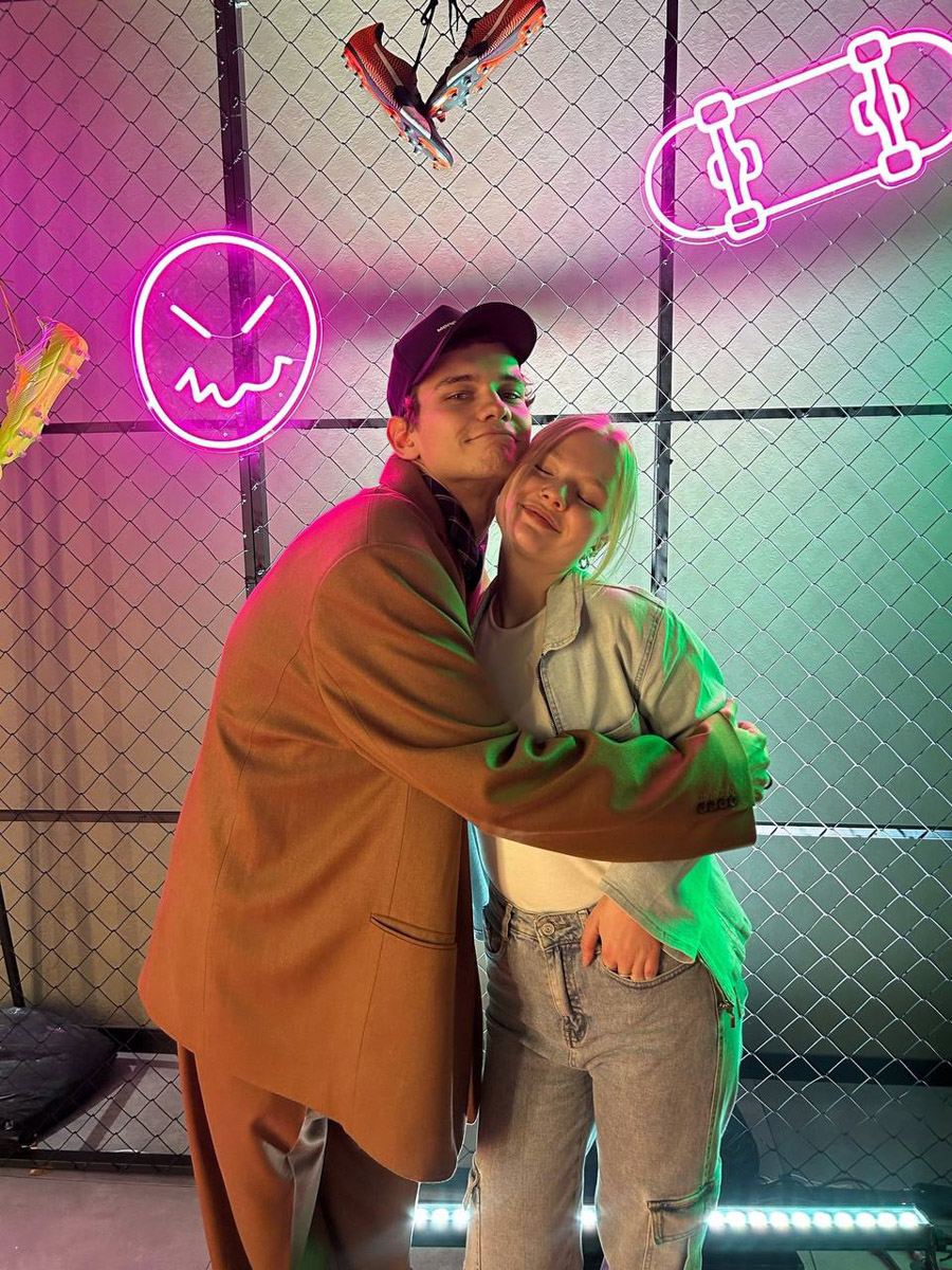 В архиве Марины Северяновой немало ярких фотопроектов, созданных во Владимире. Сейчас она перешла на иной уровень и делает видеоконтент, в том числе для российских звезд. Работала на съемках «Трудных подростков», с Нурланом Сабуровым, снимала бэк клипа «Алешка 2.0». О своем творческом успехе девушка поведала нашему изданию.