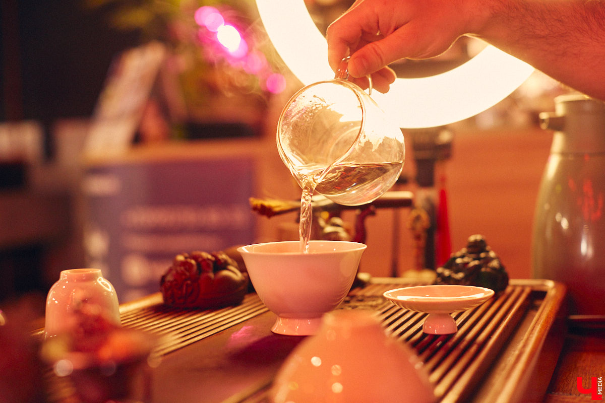 Пить чай тоже надо уметь! Этот процесс куда более тонкий, чем думают многие, а результат способен превзойти все ожидания. Какие нюансы нужно соблюсти, чтобы получить максимальное наслаждение от напитка, а также где найти идеальную матчу и бодрящий пуэр во Владимире, «Ключ-Медиа» рассказал владелец проекта Waystea Вазген Арушанян.