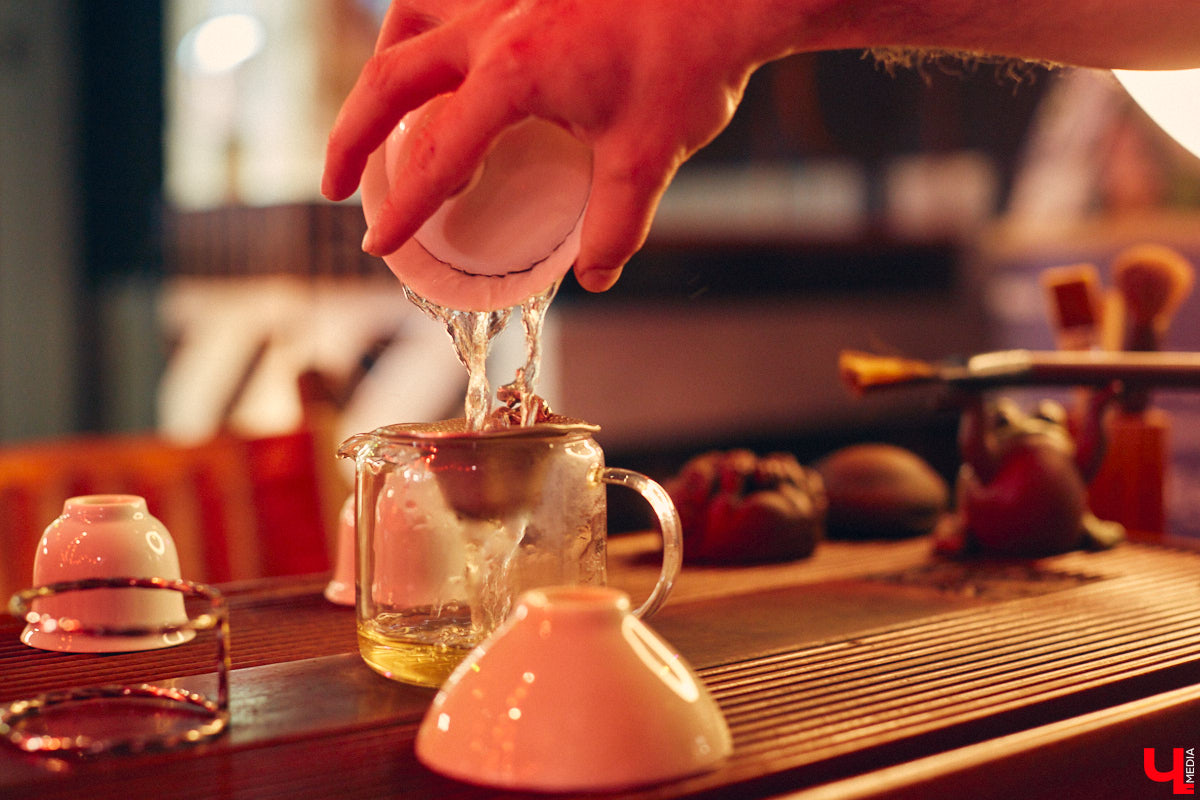 Пить чай тоже надо уметь! Этот процесс куда более тонкий, чем думают многие, а результат способен превзойти все ожидания. Какие нюансы нужно соблюсти, чтобы получить максимальное наслаждение от напитка, а также где найти идеальную матчу и бодрящий пуэр во Владимире, «Ключ-Медиа» рассказал владелец проекта Waystea Вазген Арушанян.