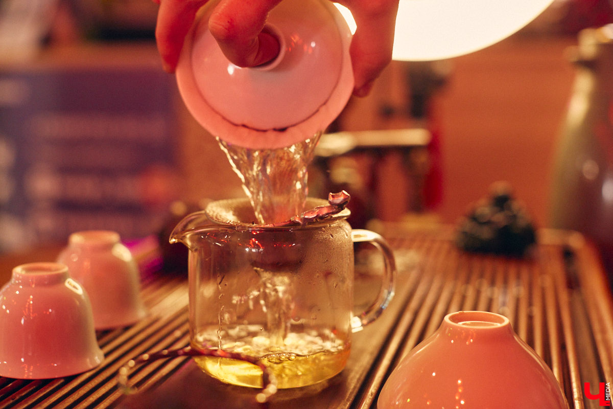 Пить чай тоже надо уметь! Этот процесс куда более тонкий, чем думают многие, а результат способен превзойти все ожидания. Какие нюансы нужно соблюсти, чтобы получить максимальное наслаждение от напитка, а также где найти идеальную матчу и бодрящий пуэр во Владимире, «Ключ-Медиа» рассказал владелец проекта Waystea Вазген Арушанян.