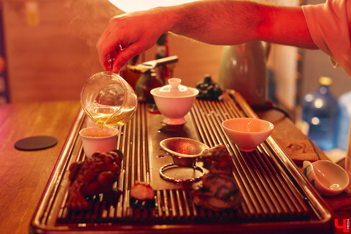 Пить чай тоже надо уметь! Этот процесс куда более тонкий, чем думают многие, а результат способен превзойти все ожидания. Какие нюансы нужно соблюсти, чтобы получить максимальное наслаждение от напитка, а также где найти идеальную матчу и бодрящий пуэр во Владимире, «Ключ-Медиа» рассказал владелец проекта Waystea Вазген Арушанян.