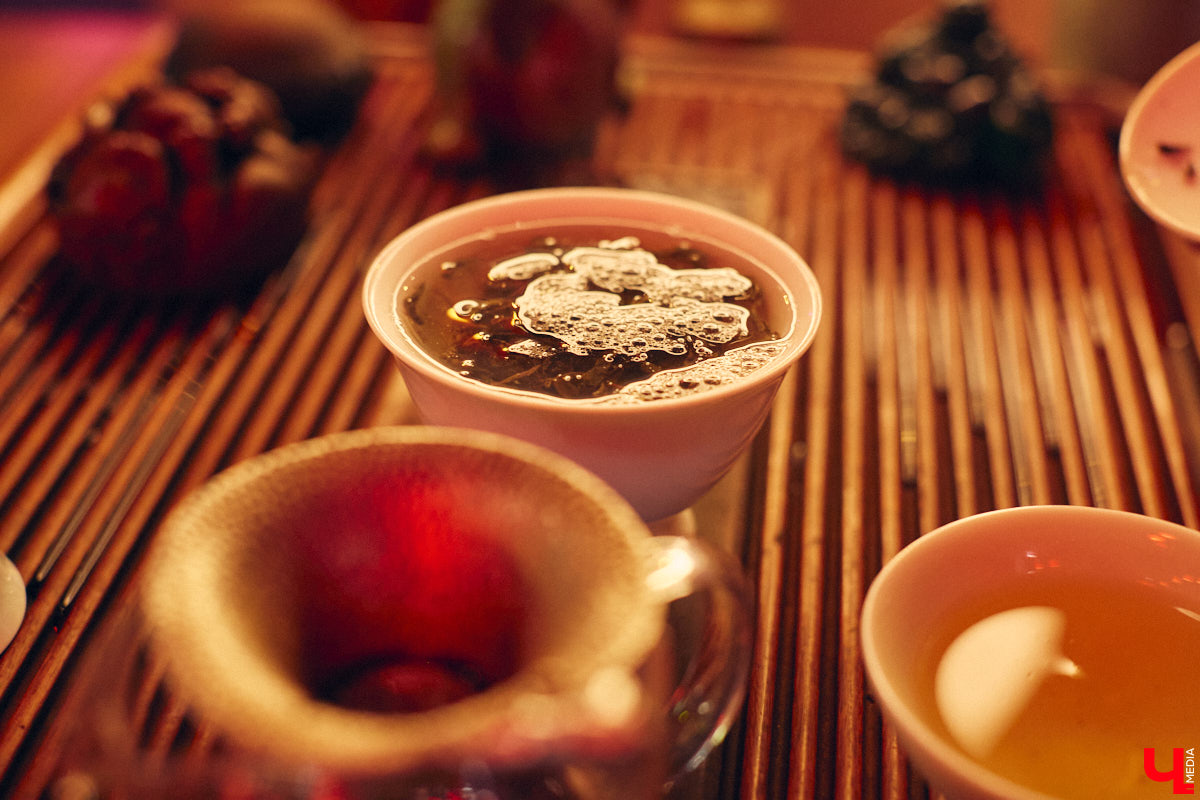 Пить чай тоже надо уметь! Этот процесс куда более тонкий, чем думают многие, а результат способен превзойти все ожидания. Какие нюансы нужно соблюсти, чтобы получить максимальное наслаждение от напитка, а также где найти идеальную матчу и бодрящий пуэр во Владимире, «Ключ-Медиа» рассказал владелец проекта Waystea Вазген Арушанян.