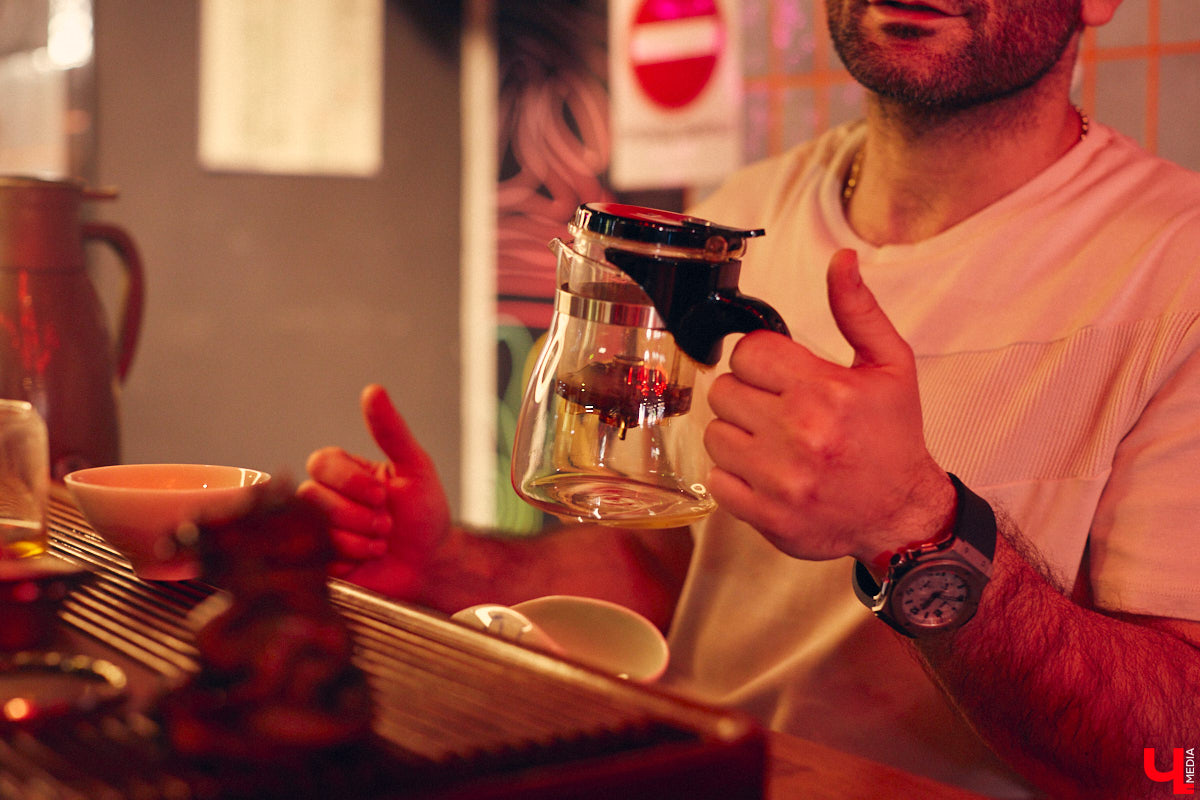 Пить чай тоже надо уметь! Этот процесс куда более тонкий, чем думают многие, а результат способен превзойти все ожидания. Какие нюансы нужно соблюсти, чтобы получить максимальное наслаждение от напитка, а также где найти идеальную матчу и бодрящий пуэр во Владимире, «Ключ-Медиа» рассказал владелец проекта Waystea Вазген Арушанян.