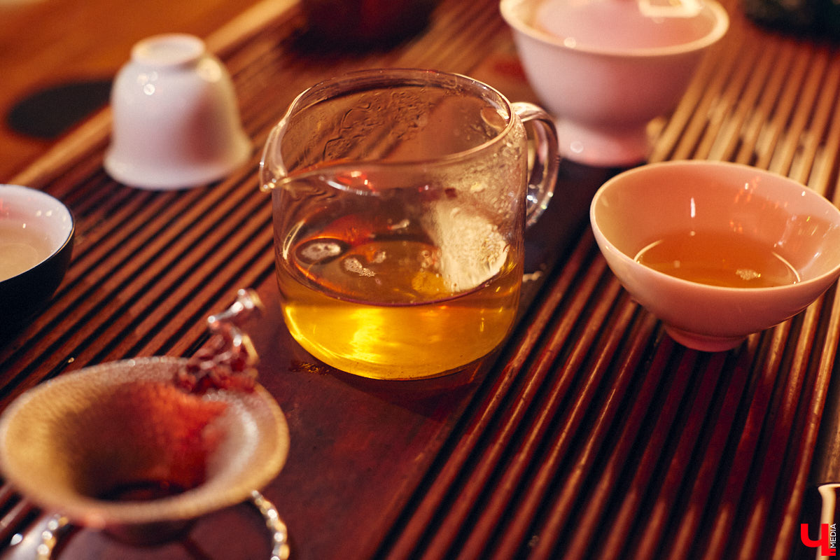 Пить чай тоже надо уметь! Этот процесс куда более тонкий, чем думают многие, а результат способен превзойти все ожидания. Какие нюансы нужно соблюсти, чтобы получить максимальное наслаждение от напитка, а также где найти идеальную матчу и бодрящий пуэр во Владимире, «Ключ-Медиа» рассказал владелец проекта Waystea Вазген Арушанян.