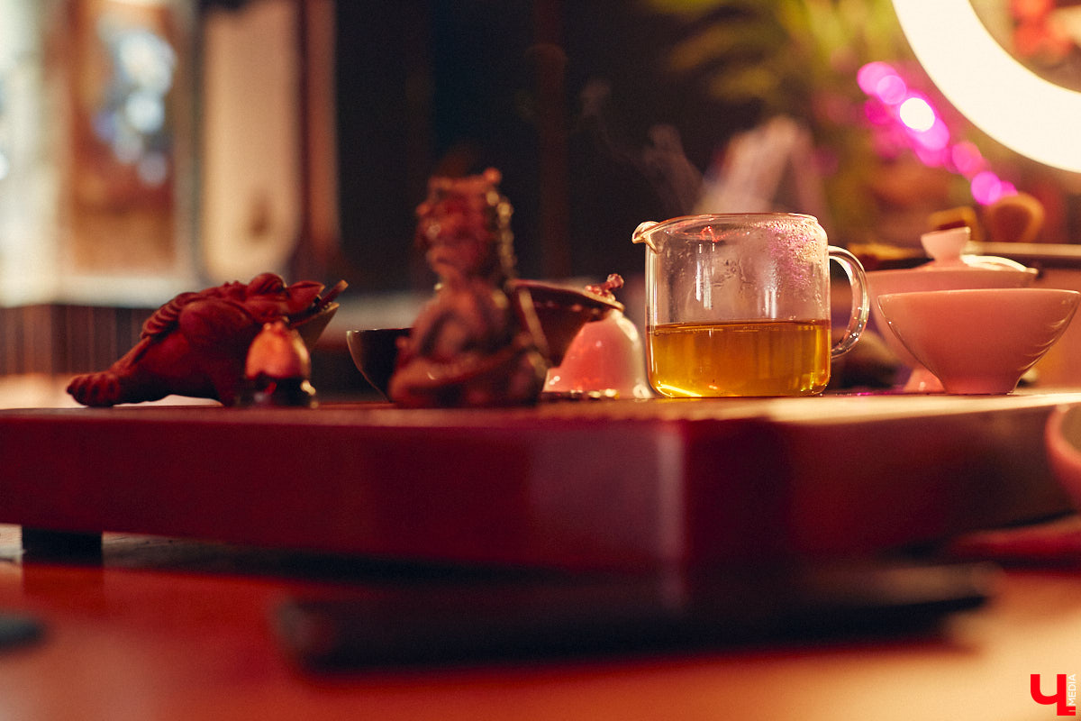 Пить чай тоже надо уметь! Этот процесс куда более тонкий, чем думают многие, а результат способен превзойти все ожидания. Какие нюансы нужно соблюсти, чтобы получить максимальное наслаждение от напитка, а также где найти идеальную матчу и бодрящий пуэр во Владимире, «Ключ-Медиа» рассказал владелец проекта Waystea Вазген Арушанян.