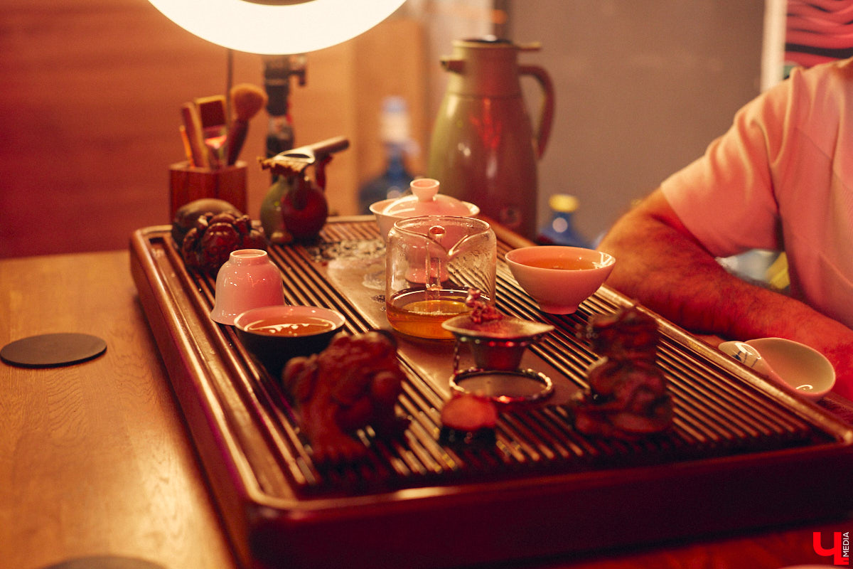 Пить чай тоже надо уметь! Этот процесс куда более тонкий, чем думают многие, а результат способен превзойти все ожидания. Какие нюансы нужно соблюсти, чтобы получить максимальное наслаждение от напитка, а также где найти идеальную матчу и бодрящий пуэр во Владимире, «Ключ-Медиа» рассказал владелец проекта Waystea Вазген Арушанян.