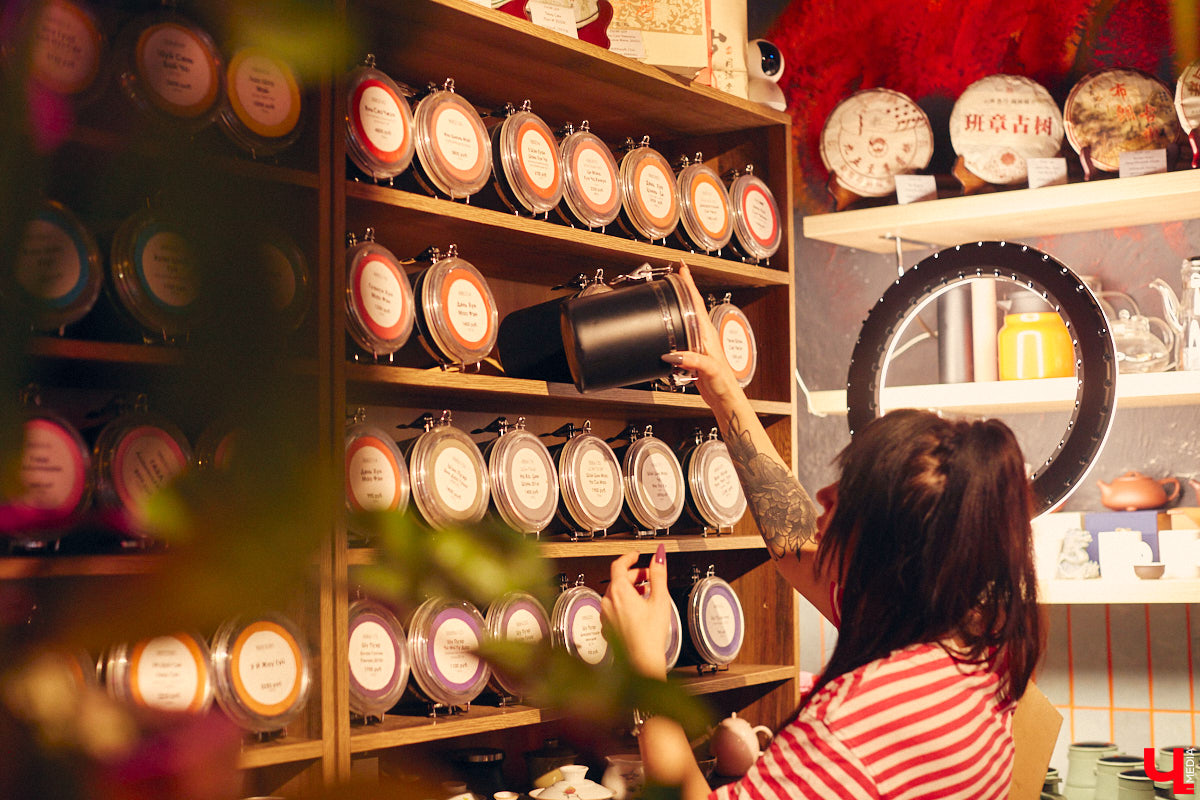 Пить чай тоже надо уметь! Этот процесс куда более тонкий, чем думают многие, а результат способен превзойти все ожидания. Какие нюансы нужно соблюсти, чтобы получить максимальное наслаждение от напитка, а также где найти идеальную матчу и бодрящий пуэр во Владимире, «Ключ-Медиа» рассказал владелец проекта Waystea Вазген Арушанян.