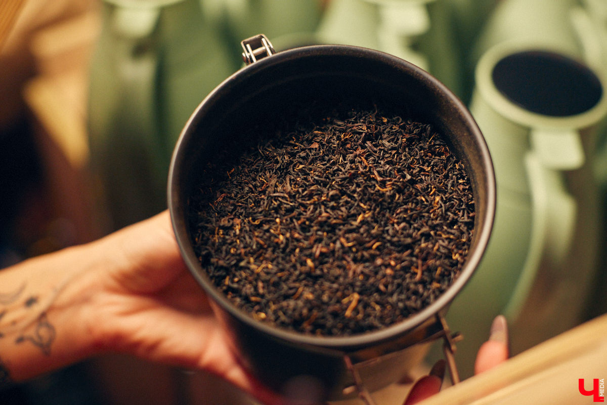 Пить чай тоже надо уметь! Этот процесс куда более тонкий, чем думают многие, а результат способен превзойти все ожидания. Какие нюансы нужно соблюсти, чтобы получить максимальное наслаждение от напитка, а также где найти идеальную матчу и бодрящий пуэр во Владимире, «Ключ-Медиа» рассказал владелец проекта Waystea Вазген Арушанян.