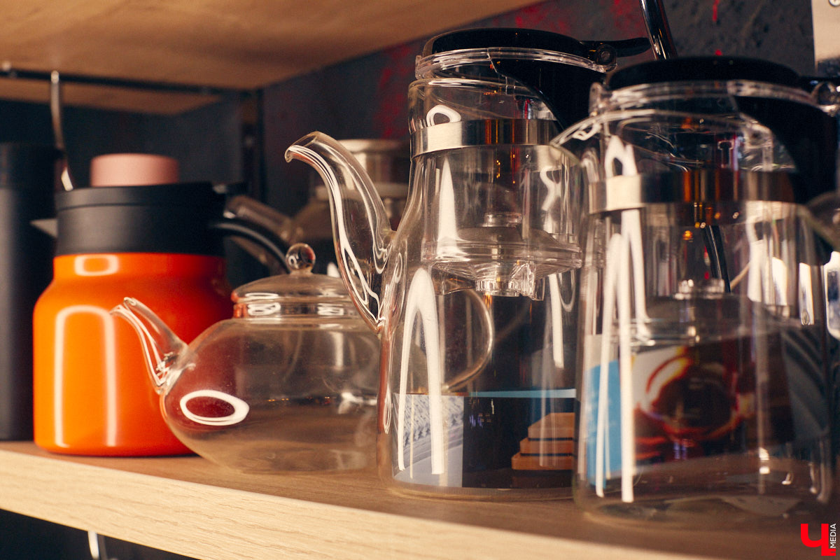 Пить чай тоже надо уметь! Этот процесс куда более тонкий, чем думают многие, а результат способен превзойти все ожидания. Какие нюансы нужно соблюсти, чтобы получить максимальное наслаждение от напитка, а также где найти идеальную матчу и бодрящий пуэр во Владимире, «Ключ-Медиа» рассказал владелец проекта Waystea Вазген Арушанян.