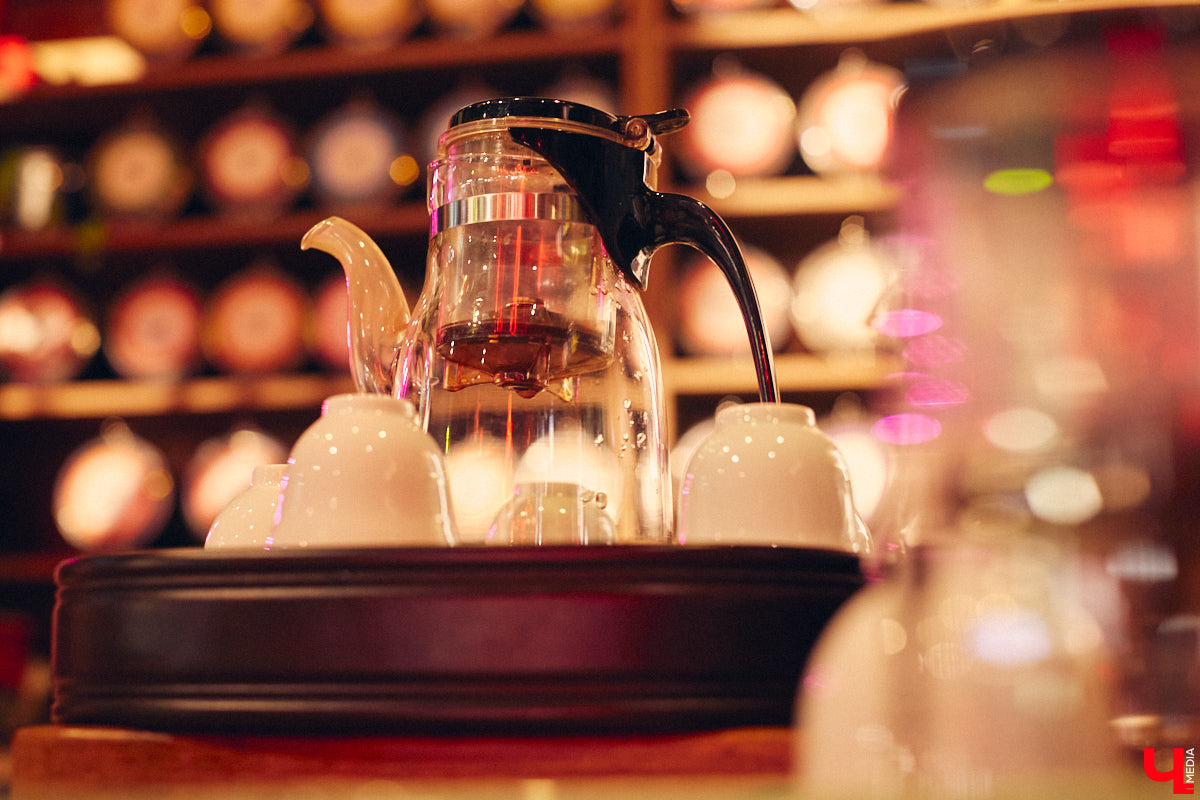 Пить чай тоже надо уметь! Этот процесс куда более тонкий, чем думают многие, а результат способен превзойти все ожидания. Какие нюансы нужно соблюсти, чтобы получить максимальное наслаждение от напитка, а также где найти идеальную матчу и бодрящий пуэр во Владимире, «Ключ-Медиа» рассказал владелец проекта Waystea Вазген Арушанян.