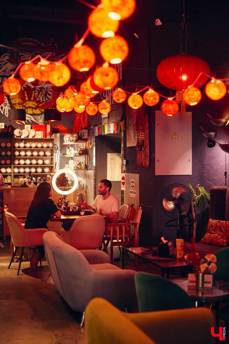 Пить чай тоже надо уметь! Этот процесс куда более тонкий, чем думают многие, а результат способен превзойти все ожидания. Какие нюансы нужно соблюсти, чтобы получить максимальное наслаждение от напитка, а также где найти идеальную матчу и бодрящий пуэр во Владимире, «Ключ-Медиа» рассказал владелец проекта Waystea Вазген Арушанян.