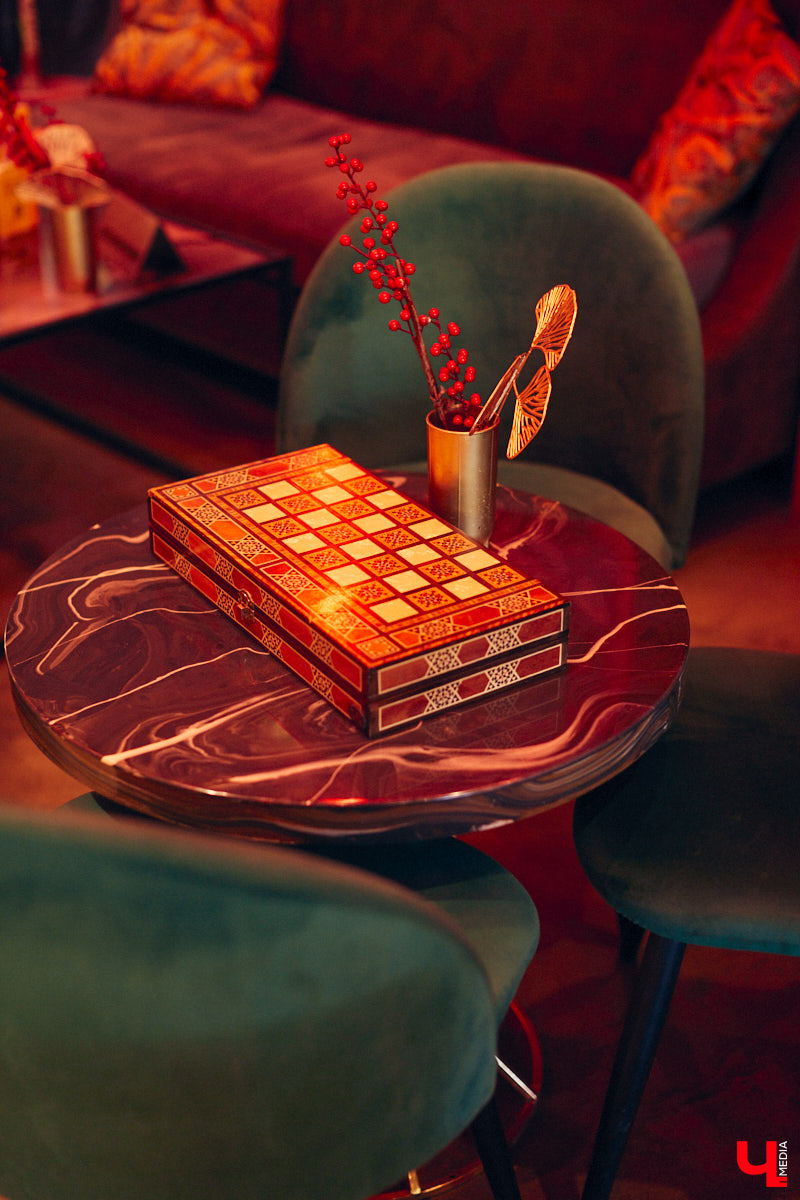 Пить чай тоже надо уметь! Этот процесс куда более тонкий, чем думают многие, а результат способен превзойти все ожидания. Какие нюансы нужно соблюсти, чтобы получить максимальное наслаждение от напитка, а также где найти идеальную матчу и бодрящий пуэр во Владимире, «Ключ-Медиа» рассказал владелец проекта Waystea Вазген Арушанян.