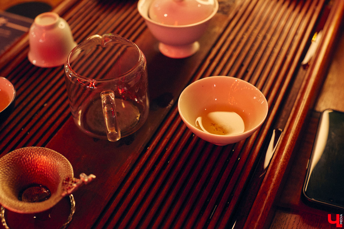 Пить чай тоже надо уметь! Этот процесс куда более тонкий, чем думают многие, а результат способен превзойти все ожидания. Какие нюансы нужно соблюсти, чтобы получить максимальное наслаждение от напитка, а также где найти идеальную матчу и бодрящий пуэр во Владимире, «Ключ-Медиа» рассказал владелец проекта Waystea Вазген Арушанян.