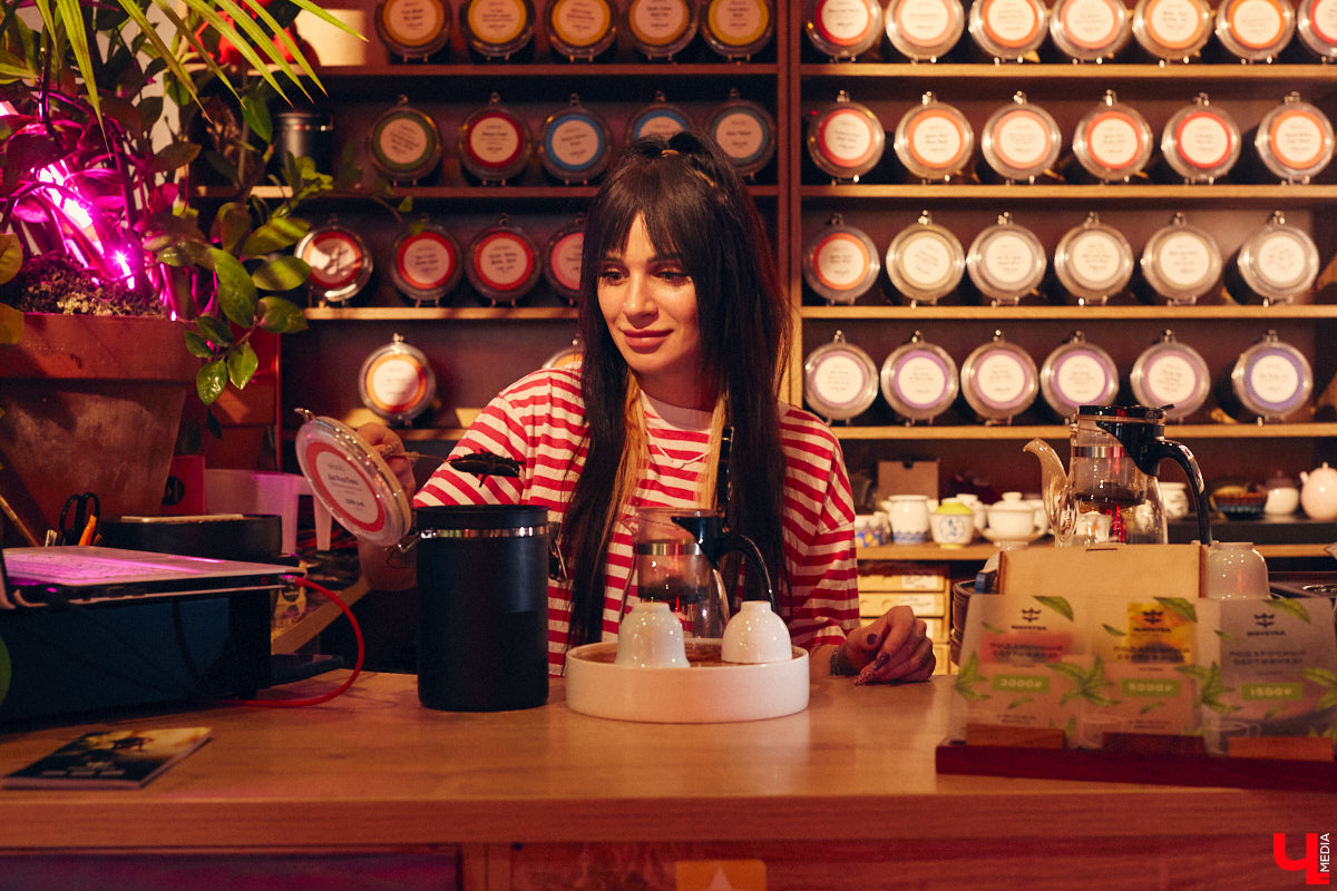 Пить чай тоже надо уметь! Этот процесс куда более тонкий, чем думают многие, а результат способен превзойти все ожидания. Какие нюансы нужно соблюсти, чтобы получить максимальное наслаждение от напитка, а также где найти идеальную матчу и бодрящий пуэр во Владимире, «Ключ-Медиа» рассказал владелец проекта Waystea Вазген Арушанян.