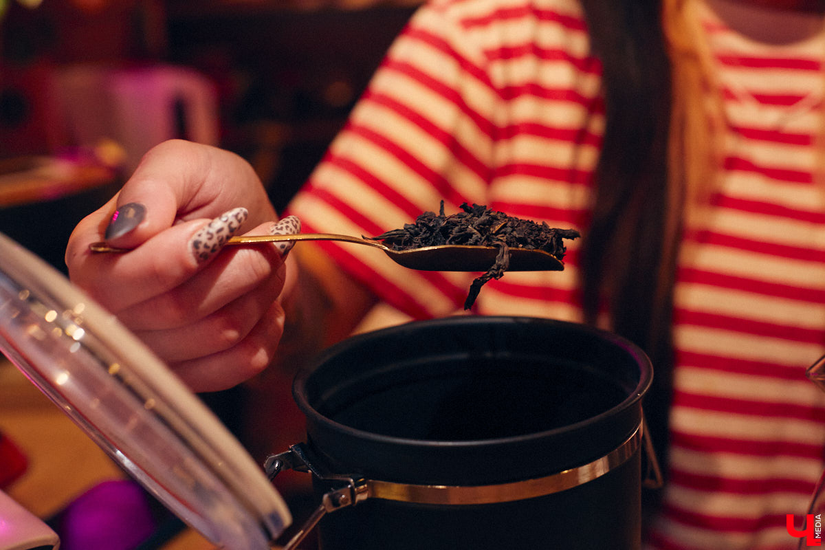 Пить чай тоже надо уметь! Этот процесс куда более тонкий, чем думают многие, а результат способен превзойти все ожидания. Какие нюансы нужно соблюсти, чтобы получить максимальное наслаждение от напитка, а также где найти идеальную матчу и бодрящий пуэр во Владимире, «Ключ-Медиа» рассказал владелец проекта Waystea Вазген Арушанян.