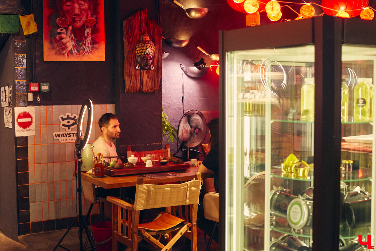 Пить чай тоже надо уметь! Этот процесс куда более тонкий, чем думают многие, а результат способен превзойти все ожидания. Какие нюансы нужно соблюсти, чтобы получить максимальное наслаждение от напитка, а также где найти идеальную матчу и бодрящий пуэр во Владимире, «Ключ-Медиа» рассказал владелец проекта Waystea Вазген Арушанян.