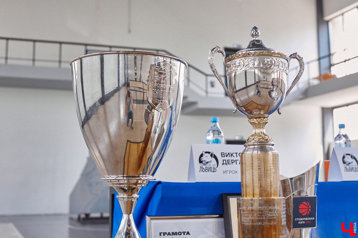 Баскетбольная женская сборная ВлГУ выиграла все четыре турнира прошедшего спортивного года. Лучшая команда 33-го региона продемонстрировала медали и кубки, а заодно и поведала о планах на будущее на организованной по итогам сезона пресс-конференции.