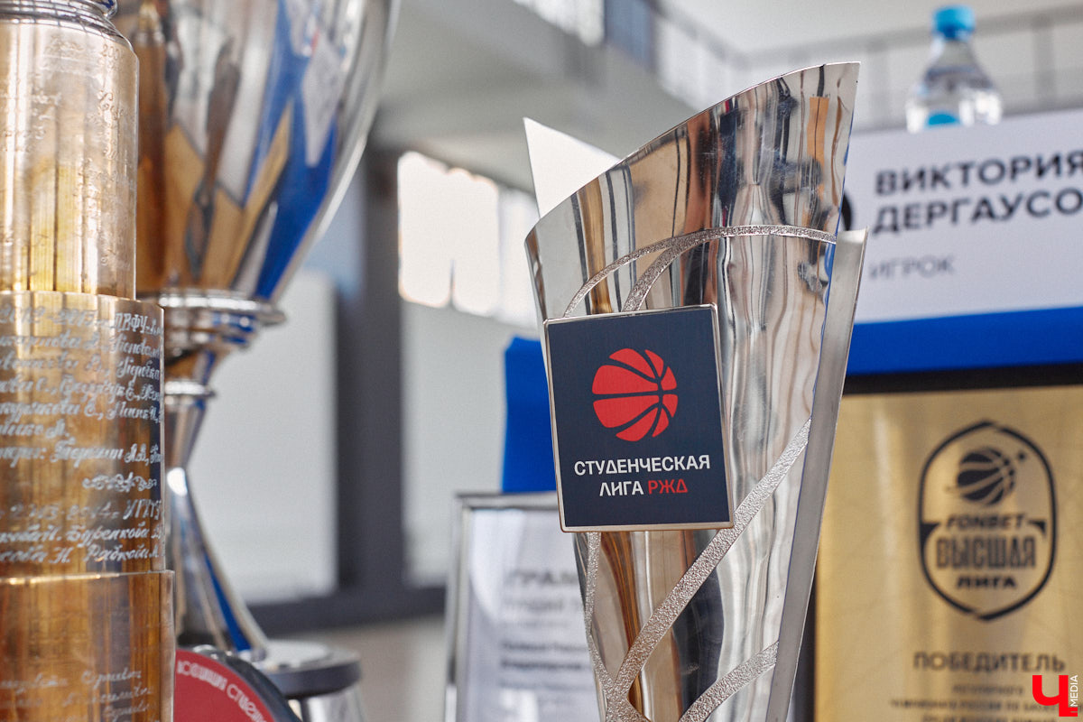 Баскетбольная женская сборная ВлГУ выиграла все четыре турнира прошедшего спортивного года. Лучшая команда 33-го региона продемонстрировала медали и кубки, а заодно и поведала о планах на будущее на организованной по итогам сезона пресс-конференции.