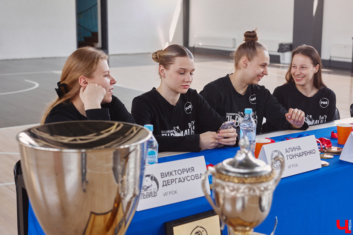 Баскетбольная женская сборная ВлГУ выиграла все четыре турнира прошедшего спортивного года. Лучшая команда 33-го региона продемонстрировала медали и кубки, а заодно и поведала о планах на будущее на организованной по итогам сезона пресс-конференции.