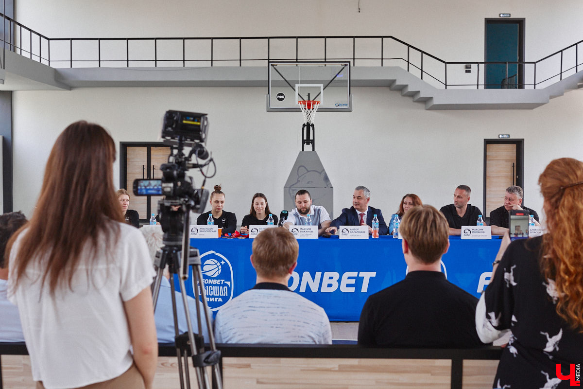 Баскетбольная женская сборная ВлГУ выиграла все четыре турнира прошедшего спортивного года. Лучшая команда 33-го региона продемонстрировала медали и кубки, а заодно и поведала о планах на будущее на организованной по итогам сезона пресс-конференции.