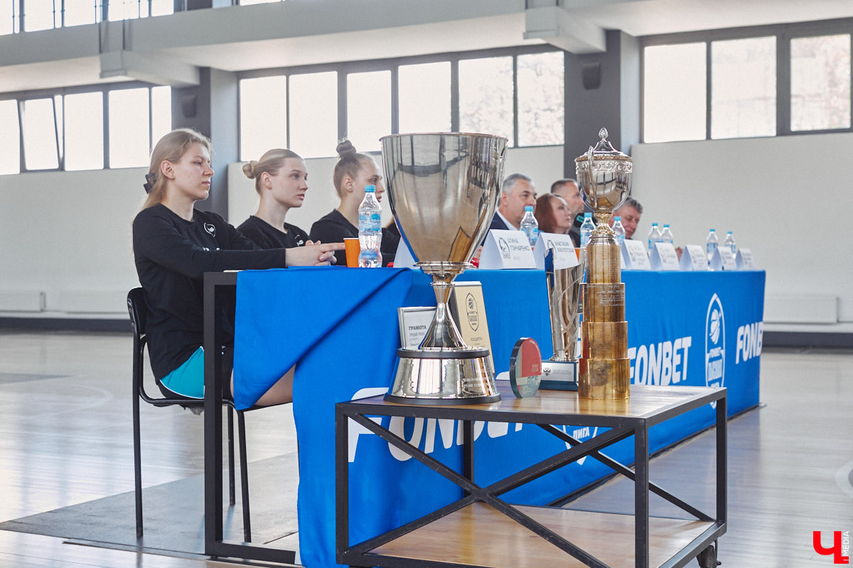 Баскетбольная женская сборная ВлГУ выиграла все четыре турнира прошедшего спортивного года. Лучшая команда 33-го региона продемонстрировала медали и кубки, а заодно и поведала о планах на будущее на организованной по итогам сезона пресс-конференции.