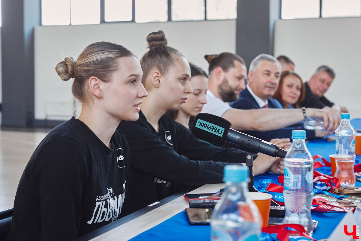 Баскетбольная женская сборная ВлГУ выиграла все четыре турнира прошедшего спортивного года. Лучшая команда 33-го региона продемонстрировала медали и кубки, а заодно и поведала о планах на будущее на организованной по итогам сезона пресс-конференции.