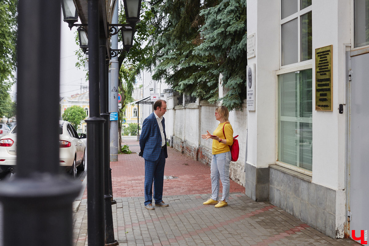 Мало кто знает, но правнук «солнца русской поэзии» не просто обитал в столице Владимирской области, но и создал здесь семью с дочерью губернатора. Краевед Александр Капусткин узнал об этом и организовал экскурсию. Мы прошлись с ним по местам, где бывал Александр Николаевич Павлов.