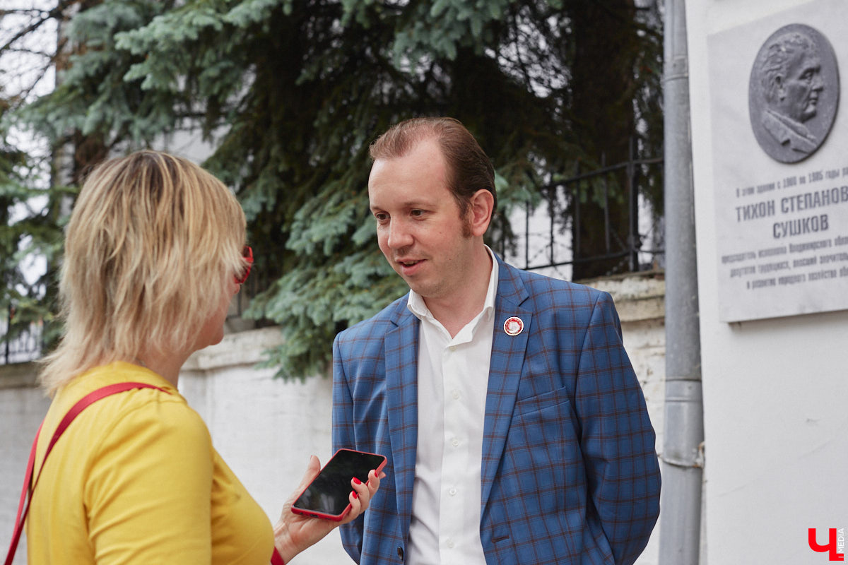 Мало кто знает, но правнук «солнца русской поэзии» не просто обитал в столице Владимирской области, но и создал здесь семью с дочерью губернатора. Краевед Александр Капусткин узнал об этом и организовал экскурсию. Мы прошлись с ним по местам, где бывал Александр Николаевич Павлов.