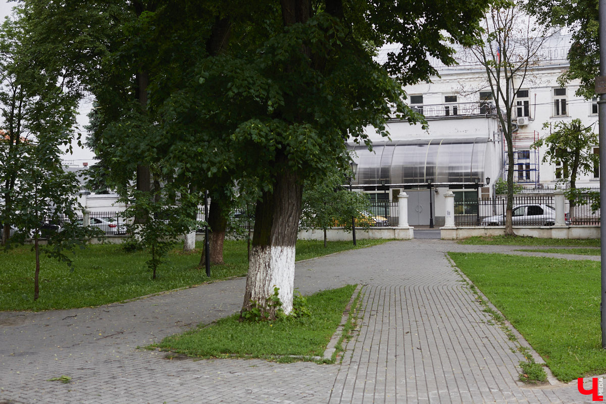 Мало кто знает, но правнук «солнца русской поэзии» не просто обитал в столице Владимирской области, но и создал здесь семью с дочерью губернатора. Краевед Александр Капусткин узнал об этом и организовал экскурсию. Мы прошлись с ним по местам, где бывал Александр Николаевич Павлов.