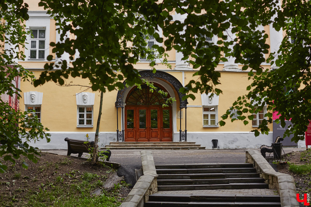 Мало кто знает, но правнук «солнца русской поэзии» не просто обитал в столице Владимирской области, но и создал здесь семью с дочерью губернатора. Краевед Александр Капусткин узнал об этом и организовал экскурсию. Мы прошлись с ним по местам, где бывал Александр Николаевич Павлов.