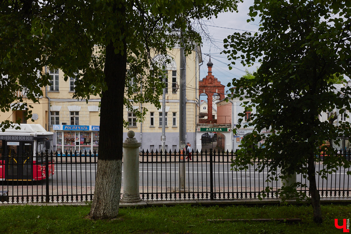 Мало кто знает, но правнук «солнца русской поэзии» не просто обитал в столице Владимирской области, но и создал здесь семью с дочерью губернатора. Краевед Александр Капусткин узнал об этом и организовал экскурсию. Мы прошлись с ним по местам, где бывал Александр Николаевич Павлов.