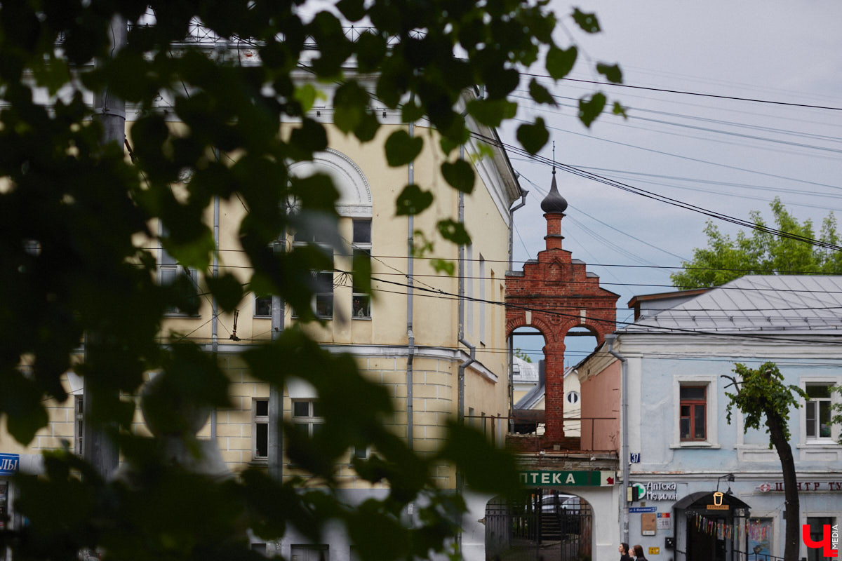 Мало кто знает, но правнук «солнца русской поэзии» не просто обитал в столице Владимирской области, но и создал здесь семью с дочерью губернатора. Краевед Александр Капусткин узнал об этом и организовал экскурсию. Мы прошлись с ним по местам, где бывал Александр Николаевич Павлов.