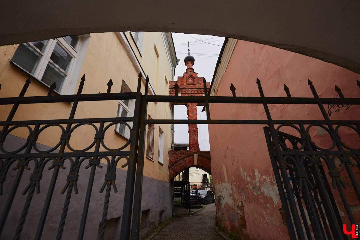 Мало кто знает, но правнук «солнца русской поэзии» не просто обитал в столице Владимирской области, но и создал здесь семью с дочерью губернатора. Краевед Александр Капусткин узнал об этом и организовал экскурсию. Мы прошлись с ним по местам, где бывал Александр Николаевич Павлов.