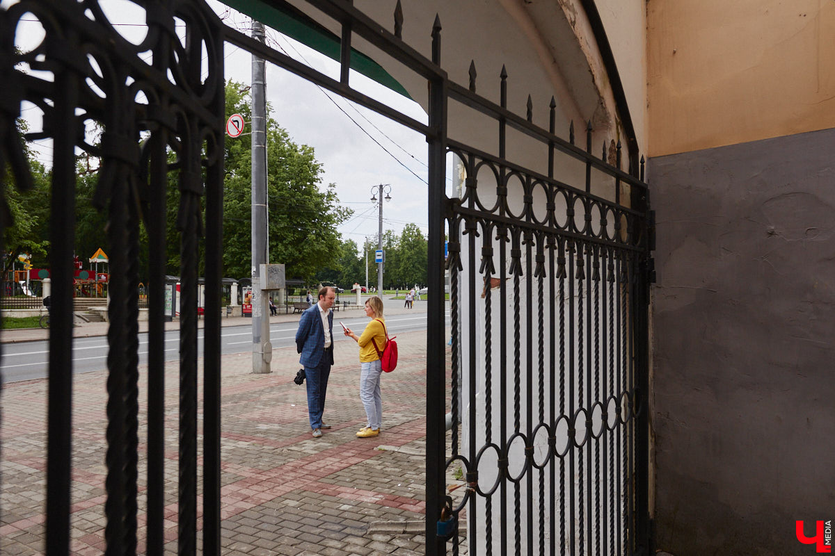 Мало кто знает, но правнук «солнца русской поэзии» не просто обитал в столице Владимирской области, но и создал здесь семью с дочерью губернатора. Краевед Александр Капусткин узнал об этом и организовал экскурсию. Мы прошлись с ним по местам, где бывал Александр Николаевич Павлов.