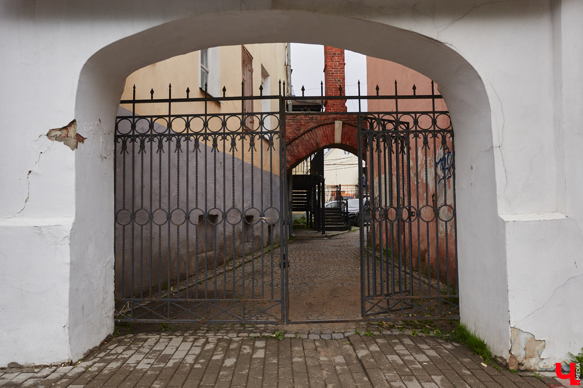 Мало кто знает, но правнук «солнца русской поэзии» не просто обитал в столице Владимирской области, но и создал здесь семью с дочерью губернатора. Краевед Александр Капусткин узнал об этом и организовал экскурсию. Мы прошлись с ним по местам, где бывал Александр Николаевич Павлов.