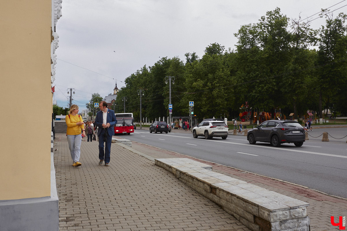Мало кто знает, но правнук «солнца русской поэзии» не просто обитал в столице Владимирской области, но и создал здесь семью с дочерью губернатора. Краевед Александр Капусткин узнал об этом и организовал экскурсию. Мы прошлись с ним по местам, где бывал Александр Николаевич Павлов.