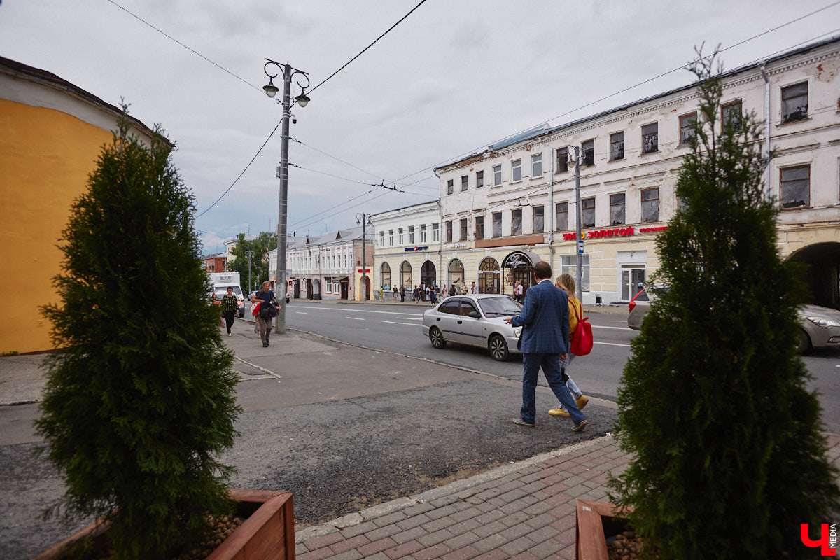 Мало кто знает, но правнук «солнца русской поэзии» не просто обитал в столице Владимирской области, но и создал здесь семью с дочерью губернатора. Краевед Александр Капусткин узнал об этом и организовал экскурсию. Мы прошлись с ним по местам, где бывал Александр Николаевич Павлов.