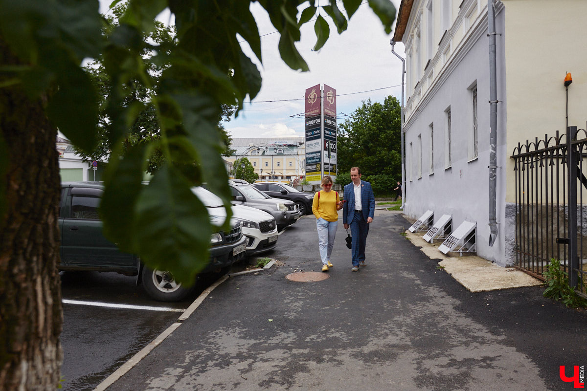Мало кто знает, но правнук «солнца русской поэзии» не просто обитал в столице Владимирской области, но и создал здесь семью с дочерью губернатора. Краевед Александр Капусткин узнал об этом и организовал экскурсию. Мы прошлись с ним по местам, где бывал Александр Николаевич Павлов.