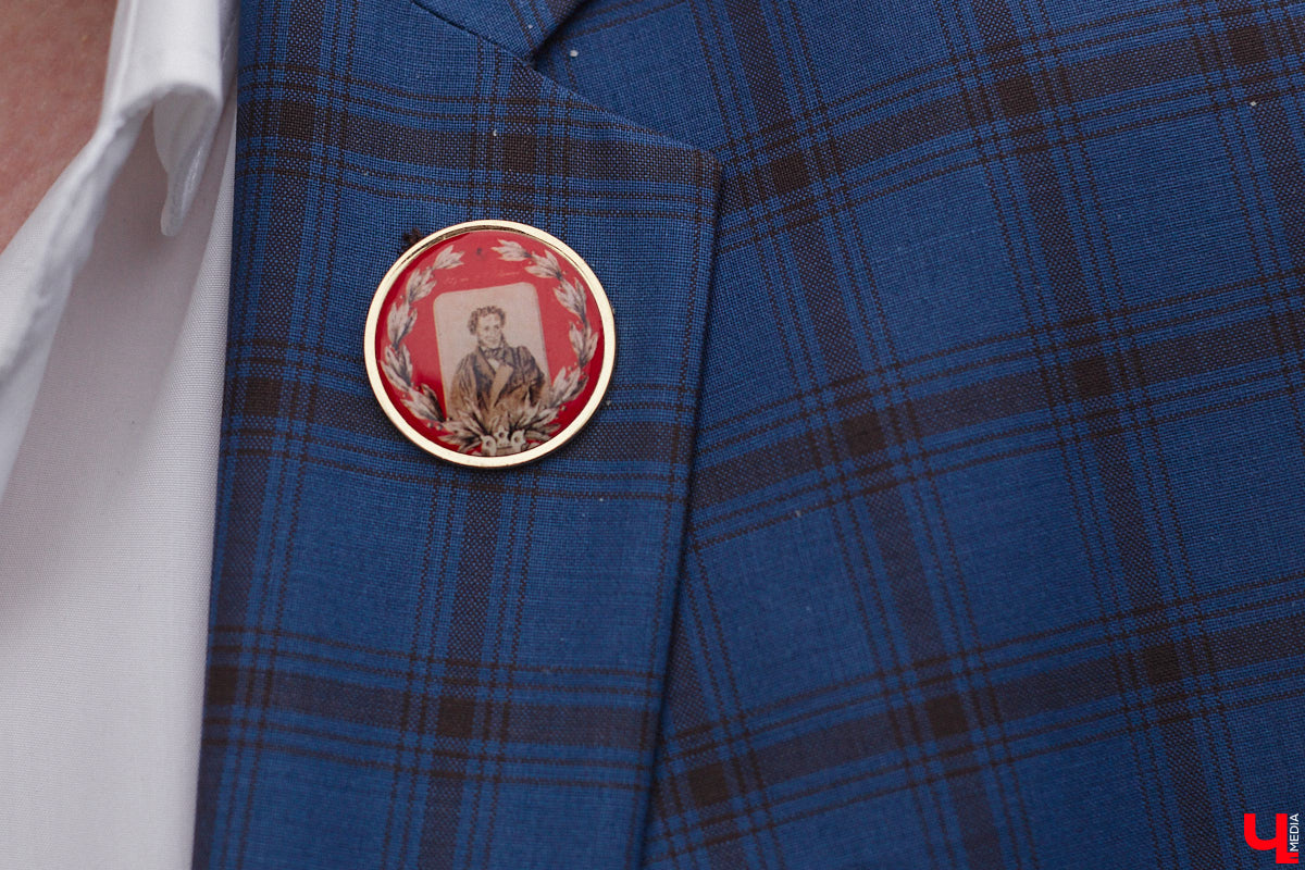 Мало кто знает, но правнук «солнца русской поэзии» не просто обитал в столице Владимирской области, но и создал здесь семью с дочерью губернатора. Краевед Александр Капусткин узнал об этом и организовал экскурсию. Мы прошлись с ним по местам, где бывал Александр Николаевич Павлов.