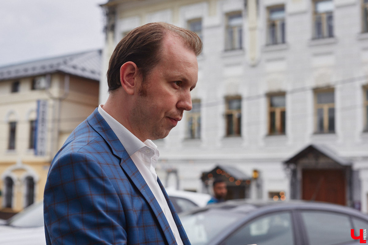 Мало кто знает, но правнук «солнца русской поэзии» не просто обитал в столице Владимирской области, но и создал здесь семью с дочерью губернатора. Краевед Александр Капусткин узнал об этом и организовал экскурсию. Мы прошлись с ним по местам, где бывал Александр Николаевич Павлов.