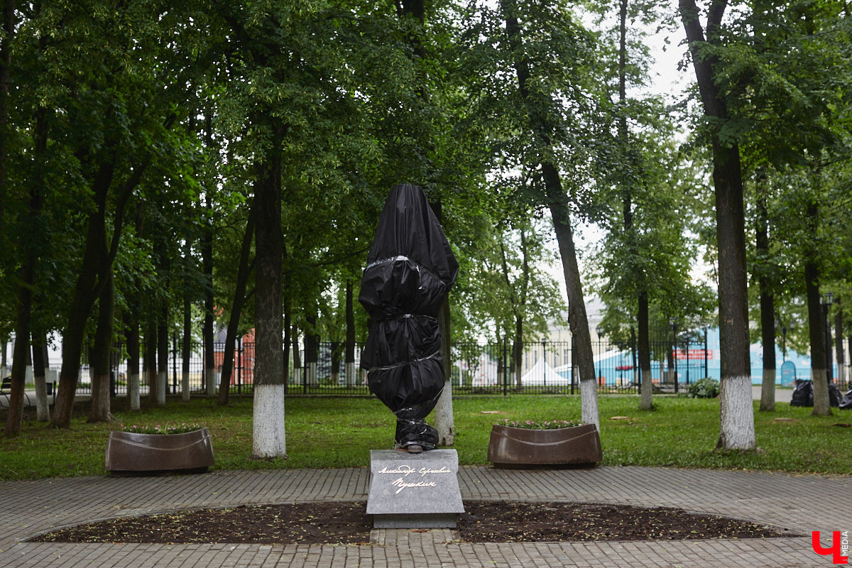 Мало кто знает, но правнук «солнца русской поэзии» не просто обитал в столице Владимирской области, но и создал здесь семью с дочерью губернатора. Краевед Александр Капусткин узнал об этом и организовал экскурсию. Мы прошлись с ним по местам, где бывал Александр Николаевич Павлов.